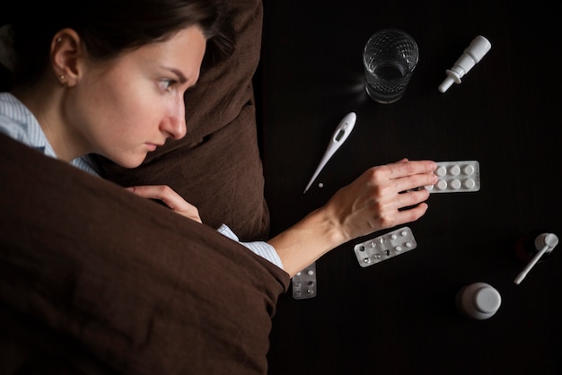 Free photo close up sick woman with pills