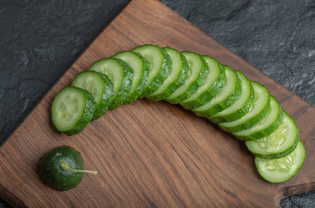 Free photo close up sliced fresh cucumber photo on wooden board. high quality photo