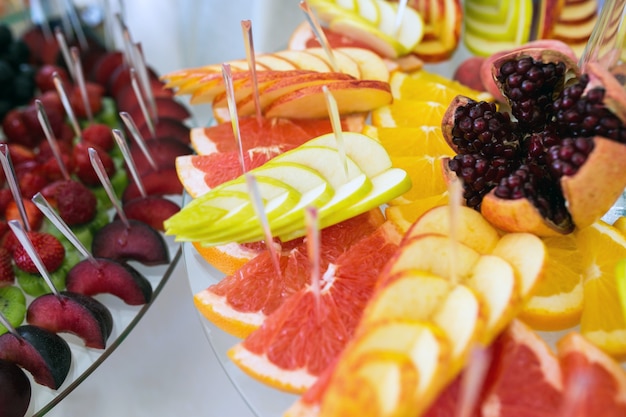 Free photo close-up of slices of apple and grapefruit