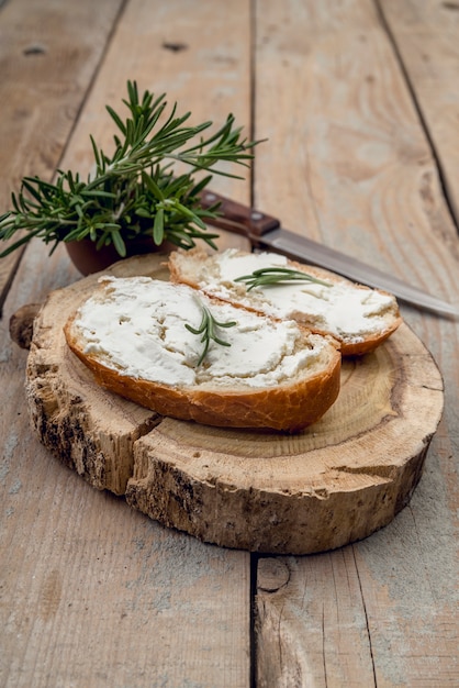 Free photo close-up slices of bread with cheese on top