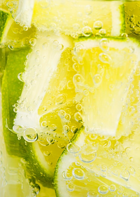 Free photo close-up slices of lime in water