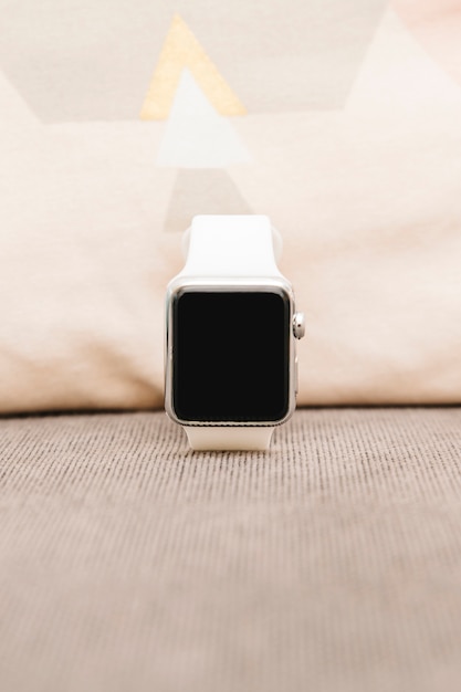 Free photo close-up of a smartwatch with blank screen