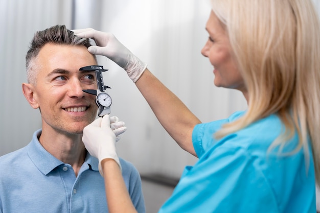 Free Photo close up smiley doctor and patient