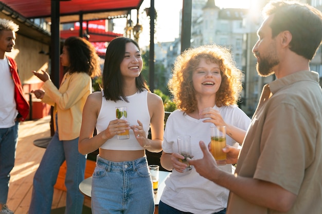 Free photo close up smiley friends chatting