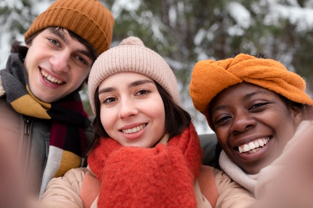 Free Photo close up smiley friends posing