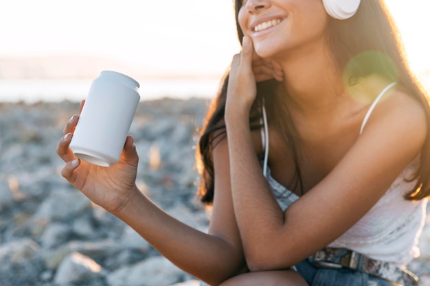 Free photo close-up smiley girl wearing headphones