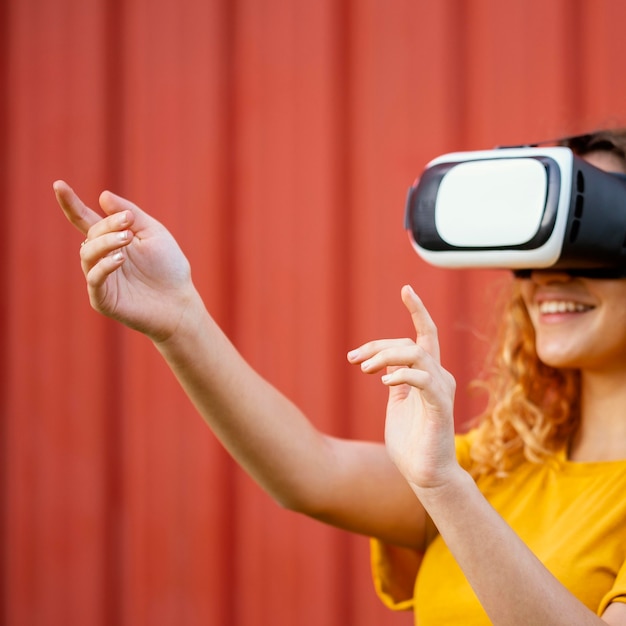 Free photo close-up smiley girl wearing vr glasses