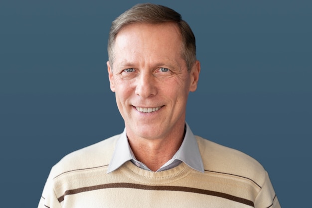 Free photo close up smiley senior man