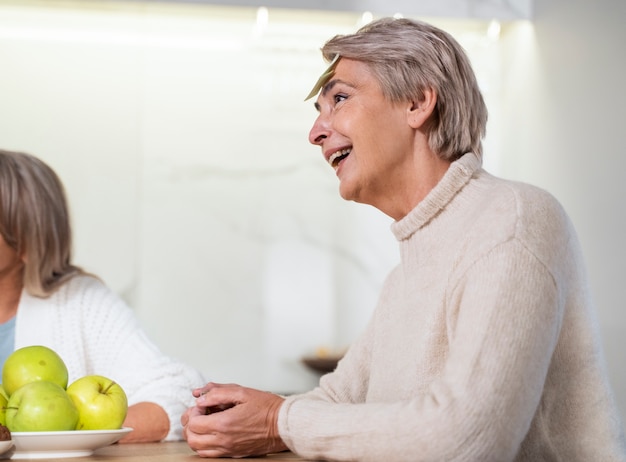 Free photo close up smiley senior woman