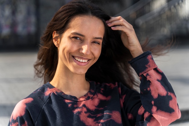 Free photo close up smiley woman posing