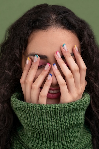 Free photo close up smiley woman with beautiful  manicure