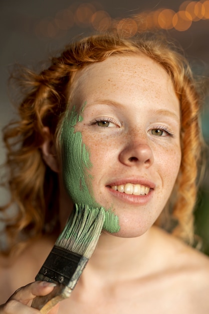 Close-up smiley woman with brush posing