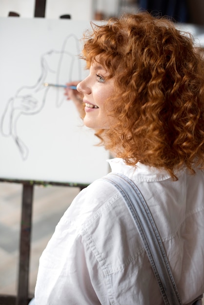 Free photo close up smiley woman with brush