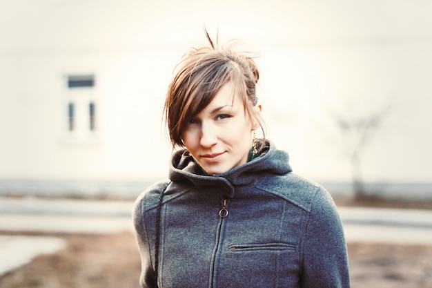 Free photo close-up of smiling woman outdoors