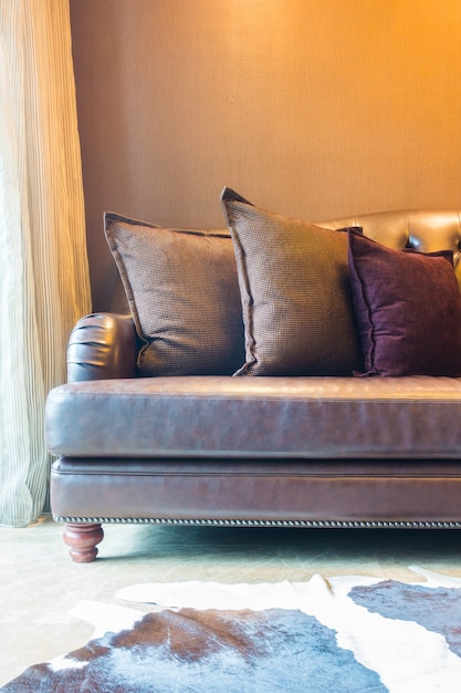 Free photo close-up of sofa with three cushions