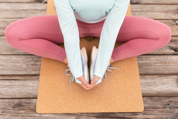 Free photo close up sporty woman doing yoga