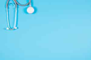 Free photo close-up of stethoscope on blank blue background