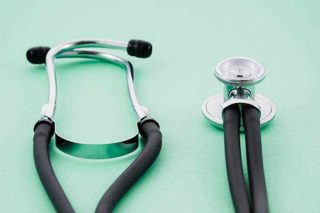 Free photo close-up of stethoscope on mint green background