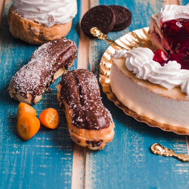 Free photo close up still life of pastries on table