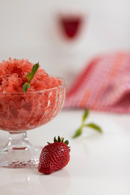 Free photo close up on strawberry granita dessert