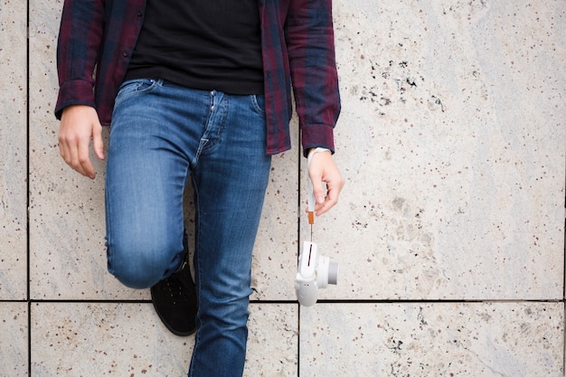 Free photo close-up stylish traveler in jeans