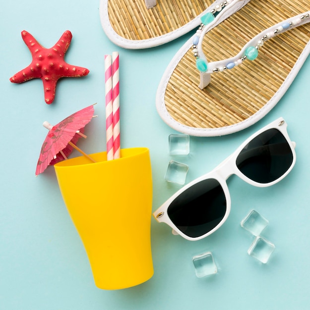 Free photo close-up summer accessories on the table