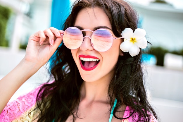 Free photo close up summer portrait of beautiful brunette woman on vacation. exited emotions.