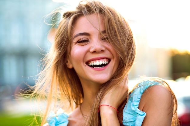 Free photo close up sunny portrait of beautiful magnificent woman with natural make up and big amazing smile looking on camera, bright sunlight , positive mood.