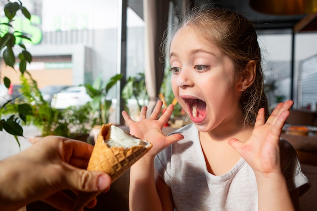 Free photo close up surprised girl with ice cream