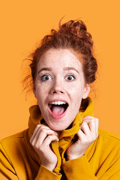 Free photo close-up surprised woman with orange background