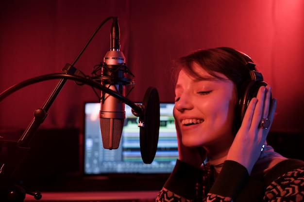 Free photo close up talented woman singing