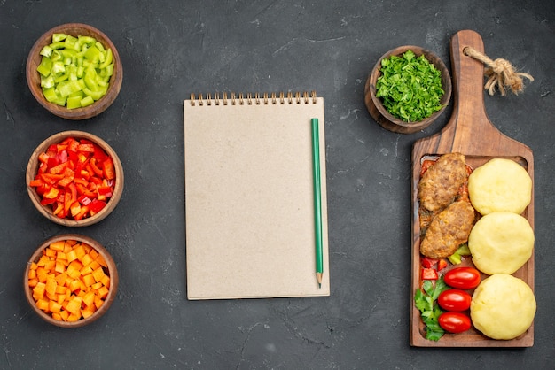 Free photo close up on tasty cutlets chopped vegetables