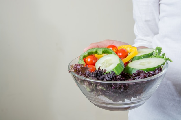 Free photo close-up of tasty salad with cucumber slices