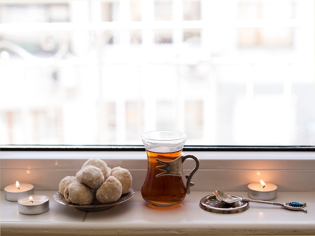 Free photo close up tea and nastar sitting on window sill