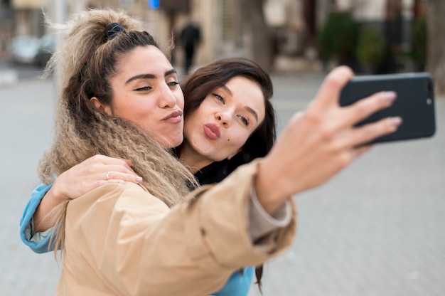 Free Photo close-up teenagers taking a selfie together