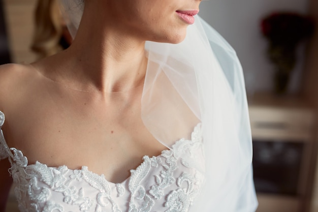 Free photo close-up of tender bride's naked shoulders