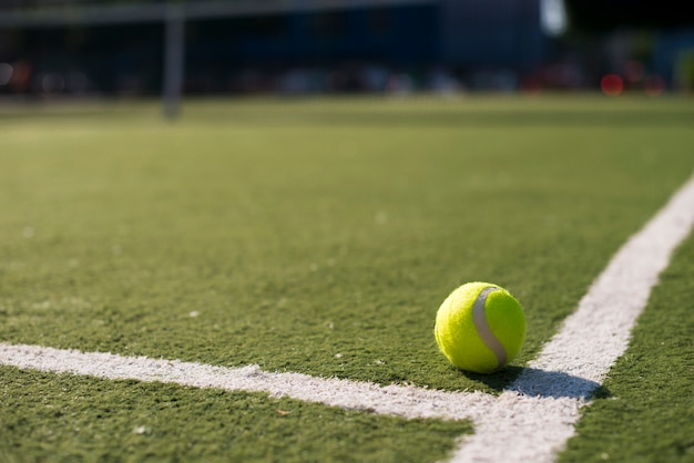 Free photo close-up tennis ball on the ground