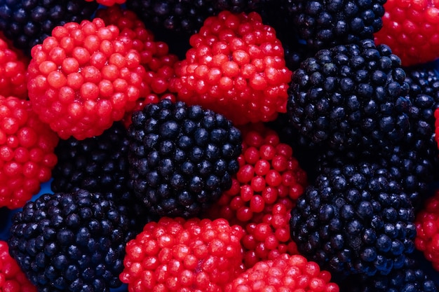 Free photo close-up top view marmalade in the form of raspberries and blackberries