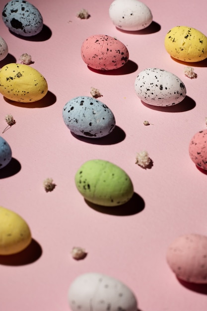 Free photo close-up traditional decorative easter eggs