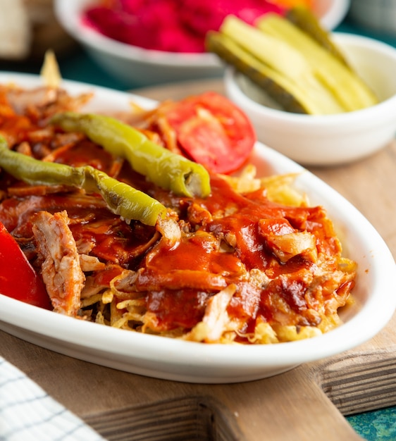 Free photo close up of turkish chicken doner kebab with shoestrings and tomato sauce