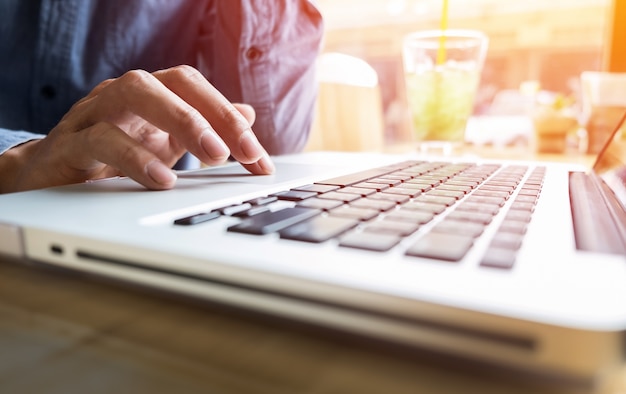 Free photo close-up of typing male hands