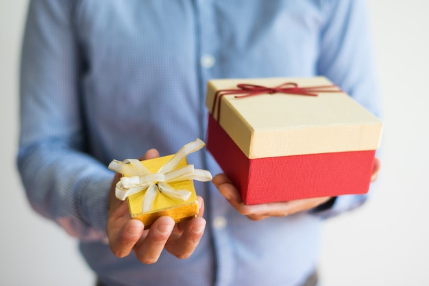 Free photo close-up of unrecognizable man holding two gift boxes