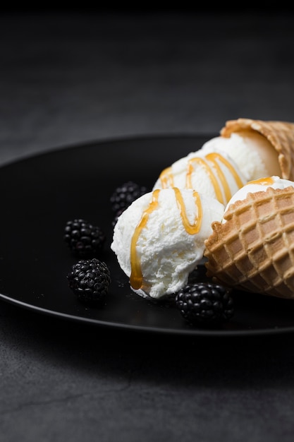 Free photo close-up vanilla ice cream with caramel topping