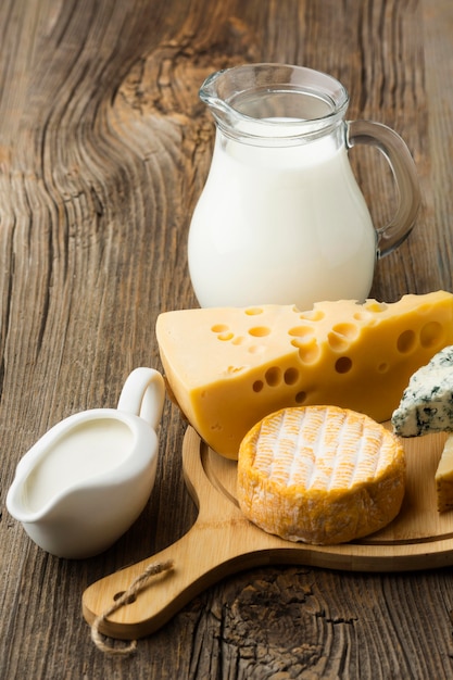 Free photo close-up variety of gourmet cheese ready to be served