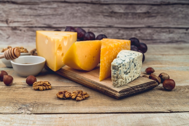 Free photo close-up variety of tasty cheese on the table