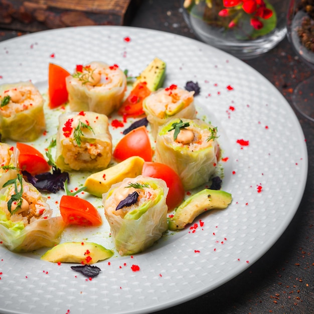 Free photo close-up vegan salad with avocado