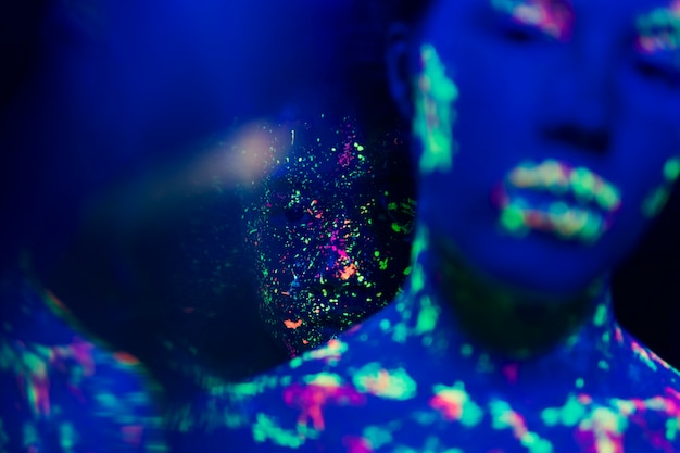 Free photo close-up view of blurred woman with fluorescent make-up