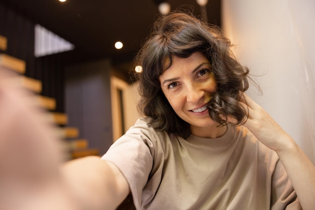 Free photo close up view of charming woman smiling at camera