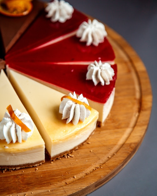 Free photo close up view of cheesecake sliced on wooden plate