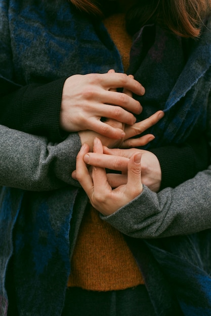 Free photo close-up view of couple holding hands